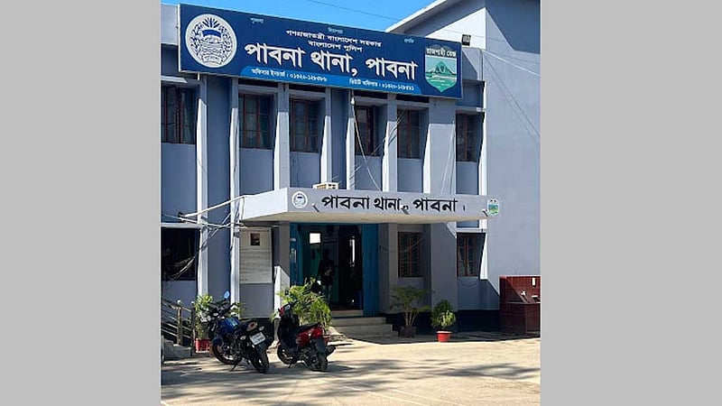 পাবনায় হত্যা মামলার আসামিকে ছুরি মেরে খুন, আটক ৩