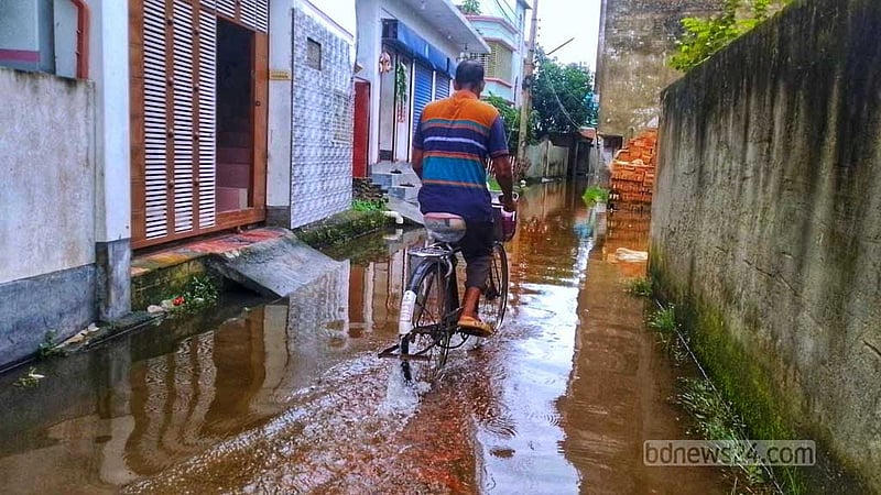 পাবনায় বৃষ্টিতে জলাবদ্ধতা, ভোগান্তিতে শহরবাসী