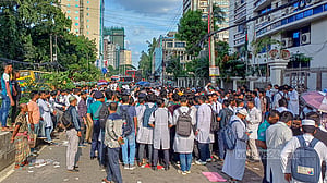 মহাখালীর সড়ক অবরোধে ফিজিওথেরাপি পড়ুয়ারা