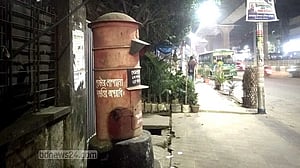 ডাকপিয়ন আসে না আর চিঠি হাতে