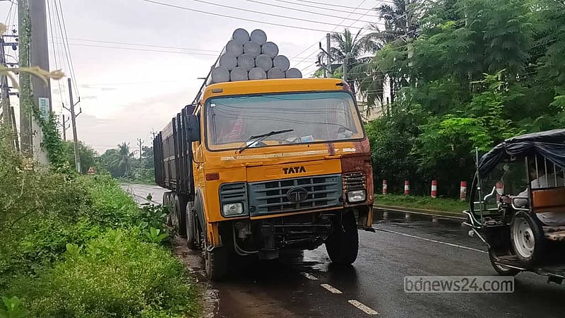 রাজবাড়ী‌তে প্রাইভেট কারে খুঁটি বোঝাই লরির ধাক্কা, নিহত ১
