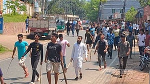 পাহাড়ে সংযমের আহ্বান সরকারের, যাচ্ছে উচ্চ পর্যায়ের প্রতিনিধি দল