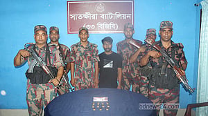 সাতক্ষীরা সীমান্তে কোটি টাকার স্বর্ণের বারসহ যুবক আটক