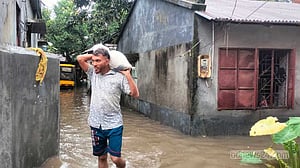 সাতক্ষীরায় বাঁধ ভেঙে পানি লোকালয়ে, ভেসে গেছে মাছের ঘের