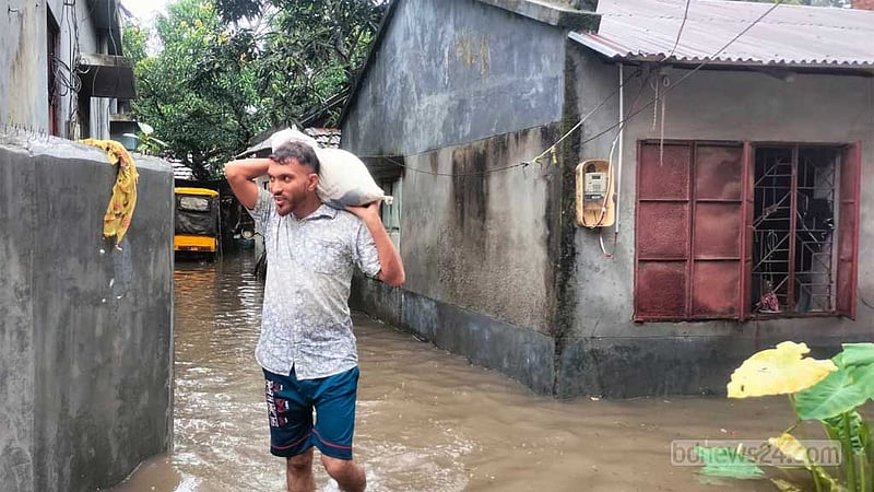 সাতক্ষীরায় বাঁধ ভেঙে পানি লোকালয়ে, ভেসে গেছে মাছের ঘের