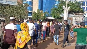 আবারও শ্রমিক বিক্ষোভ: আশুলিয়ায় নতুন করে ৩২ কারখানায় ছুটি ঘোষণা