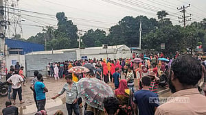 আশুলিয়ার পোশাক কারখানা চালু, বিশৃঙ্খলার অভিযোগে আটক ২