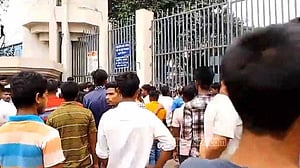 আশুলিয়া শিল্পাঞ্চলে শ্রমিক বিক্ষোভ, সড়ক অবরোধ