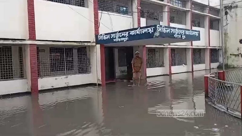 শরীয়তপুরে টানা বৃষ্টিতে জলাবদ্ধতা, দুর্ভোগ চরমে