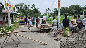 ভারী বর্ষণে শরীয়তপুরে সড়কে ধস, যান চলাচল বন্ধ