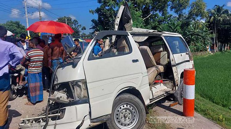 ‘চালকের তন্দ্রায়’ দুই মাইক্রোবাসের সংঘর্ষ, আহত ১৭
