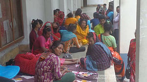 হামলায় ঘর হারিয়ে ৪০ হিজড়ার ডিসি অফিসের বারান্দায় আশ্রয়