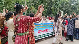 হিজড়াদের আবাসনে ‘ভাঙচুর-লুটপাটের’ প্রতিবাদে বিক্ষোভ