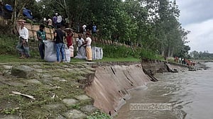 সিরাজগঞ্জে যমুনার ভাঙনে বিলীন বাঁধের ৭০ মিটার