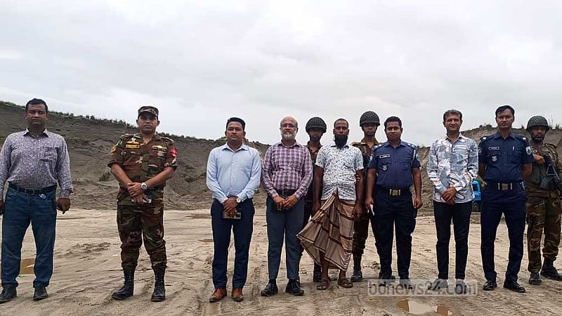 সিরাজগঞ্জে অবৈধভাবে পাউবোর বালু বিক্রির অভিযোগে যুবক আটক