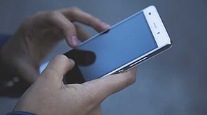 ফোন কি আমাদের সব কথা শুনতে পায়?