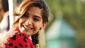 একঘেয়েমি ‘কাটাতে’ আকাশছোঁয়া দামের বাড়িতে উঠছেন সোনম
