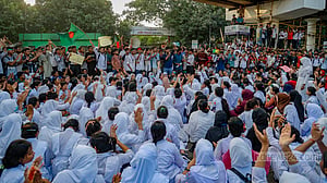 অবরোধ শিক্ষার্থীদের, ভোগান্তি মানুষের