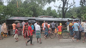 পথচারীকে চাপা দিয়ে বাস বসতঘ‌রে, আহত ১০