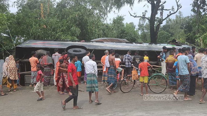 পথচারীকে চাপা দিয়ে বাস বসতঘ‌রে, আহত ১০