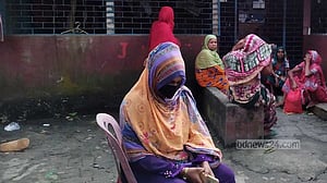 টাঙ্গাইলে বিয়ের দাবিতে আওয়ামী লীগ নেতার বাড়িতে কলেজছাত্রী