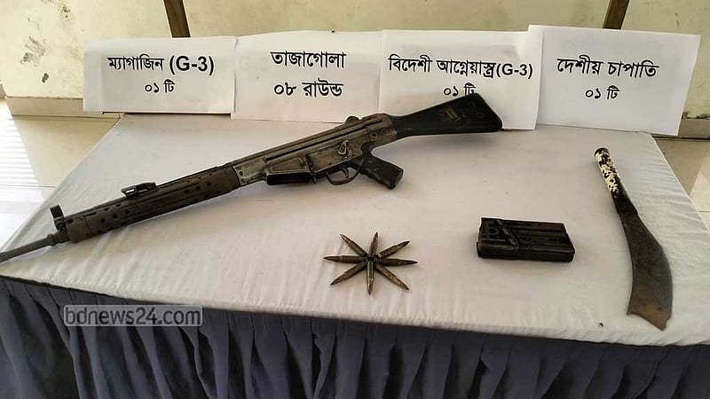 টেকনাফে বিদেশি রাইফেল ও গুলিসহ ‘পাচারকারী’ আটক