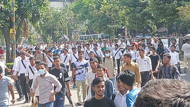 দুই কলেজের ছাত্রদের সংঘর্ষ, সায়েন্স ল্যাবে যানজট