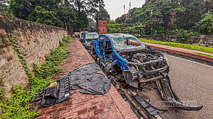 শেরেবাংলা নগরে পড়ে আছে গাড়ির কঙ্কাল
