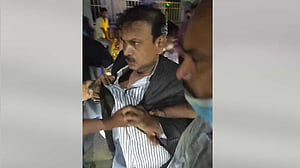 জামিন: সাবেক এমপি আজিজকে সিরাজগঞ্জে মারধর করে পুলিশে হস্তান্তর
