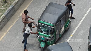 চট্টগ্রামে লাঠিপেটায় ছত্রভঙ্গ ব্যাটারির রিকশাচালকরা