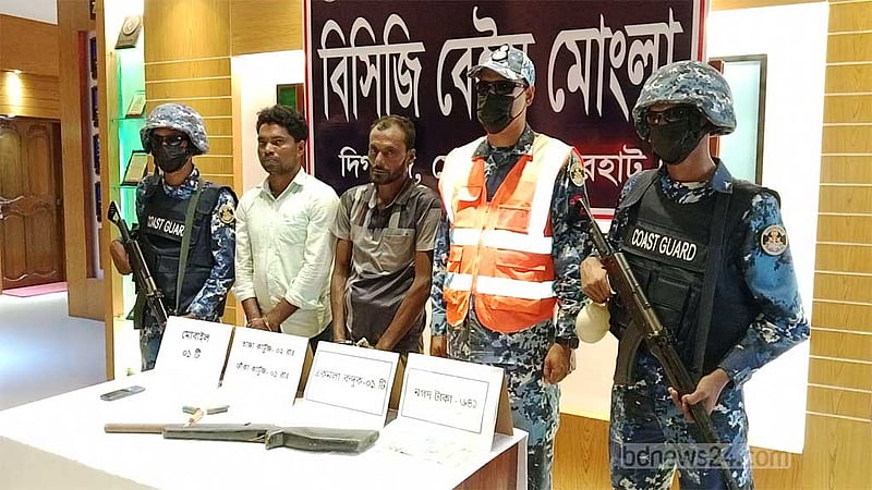 সুন্দরবনে অস্ত্র-গুলিসহ দুই ‘বনদস্যু’ গ্রেপ্তার