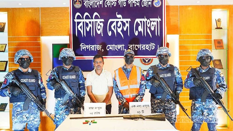 সুন্দরবনে অস্ত্র-গুলিসহ ‘বনদস্যু’ গ্রেপ্তার
