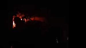 বনশ্রীর আবাসিক ভবনে আগুন বৈদ্যুতিক গোলযোগে