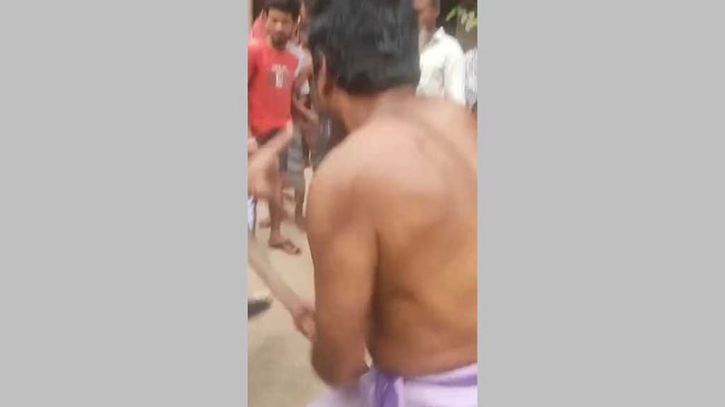 বরিশালে যুবক-যুবতীকে বৈদ্যুতিক খুঁটিতে বেঁধে নির্যাতন, ভিডিও