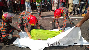 বরিশালে বাস চাপায় শিশু নিহত