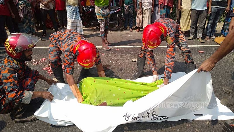 বরিশালে বাস চাপায় শিশু নিহত