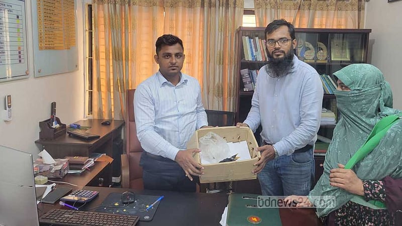বরিশাল ময়না পাখি বিক্রি করতে আসা তরুণকে জরিমানা