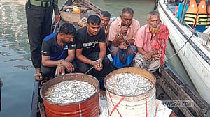 বরিশালে জাটকা অভিযানে হামলা, আটক ৫