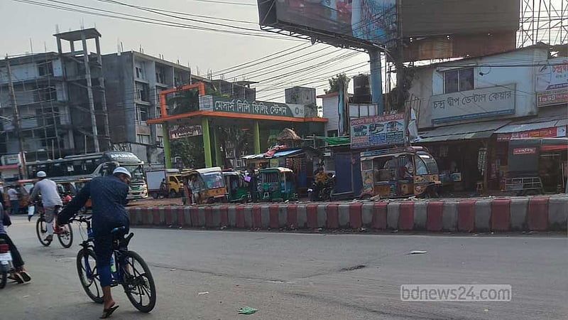 বরিশালে টার্মিনালে গাড়ি না ঢুকলেও দিতে হচ্ছে ‘পার্কিং ফি’