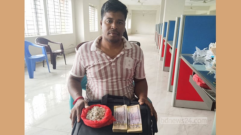 বরিশালে রিকশায় ফেলে যাওয়া টাকা-রুপার নূপুর উদ্ধার