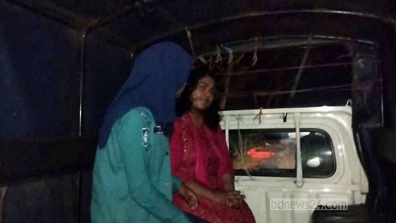 বরিশাল বিশ্ববিদ্যালয়ে পরীক্ষা দিতে আসা ছাত্রলীগ নেত্রীকে পুলিশে সোপর্দ