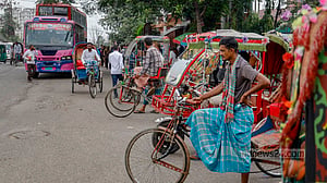 সড়কের মোড়ে মোড়ে ব্যাটারি রিকশার জটলা