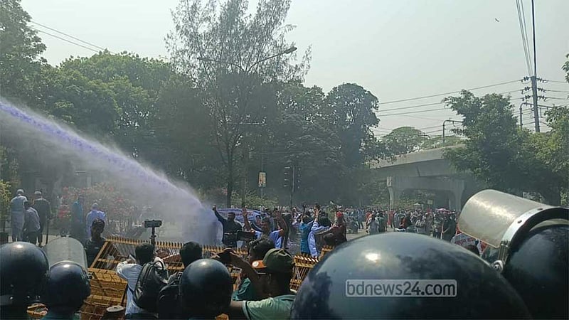 কাঁদুনে গ্যাস, সাউন্ড গ্রেনেডে ছত্রভঙ্গ চাকরিচ্যুত বিডিআর সদস্যরা