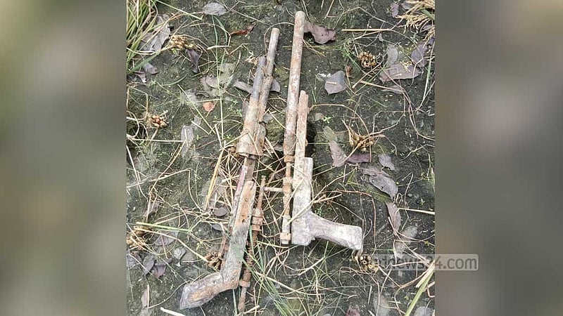 শার্শায় ধানক্ষেত থেকে ২টি পাইপ গান উদ্ধার