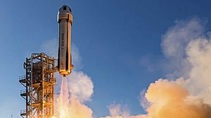 একসঙ্গে মহাকাশে ঘুরে এলেন ৬ নারী