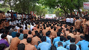 বগুড়ায় রাস্তা অবরোধ করে পলিটেকনিকের শিক্ষার্থীদের বিক্ষোভ