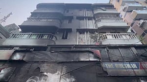 বংশালে আগুন: ঢাকা মেডিকেলে একজনকে মৃত ঘোষণা