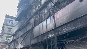 বংশালে আসবাবপত্রের দোকানে আগুন, আহত ১৮