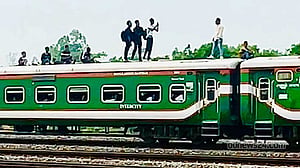 প্রদর্শনের আকাঙ্ক্ষায় মৃত্যুর মিছিলে
