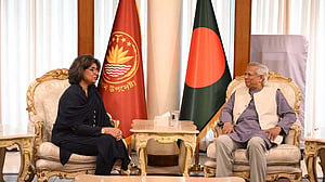 পাকিস্তানের সঙ্গে সম্পর্ক মজবুত করার বিষয়ে জোর প্রধান উপদেষ্টার